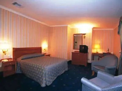 In 3* 卡斯托里亚